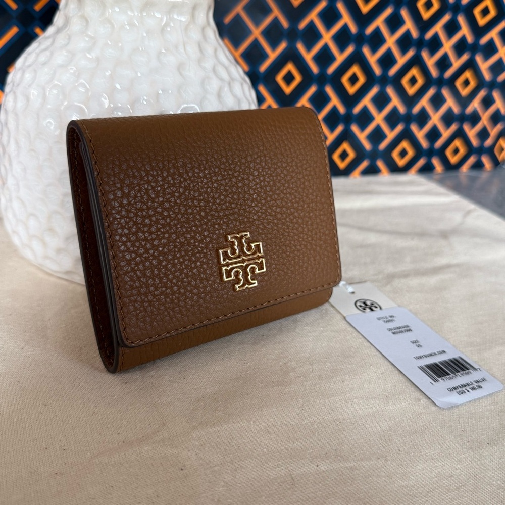 NWT Tory Burch Britten Compact Wallet  Pebbled Leather In moose brown